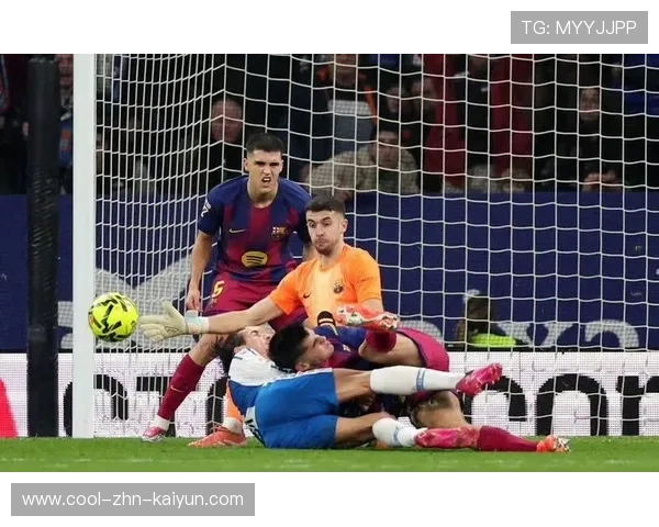 皇马领跑西甲，巴萨紧追不舍，榜首大战一触即发，皇马和巴萨两队进行足球比赛,最后皇马5_3获胜